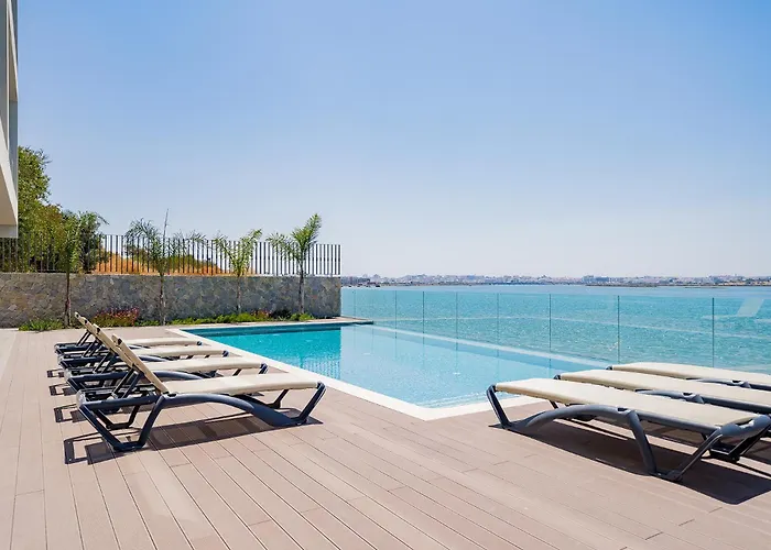 Portimao Ocean Breeze With Pool By Homing *
